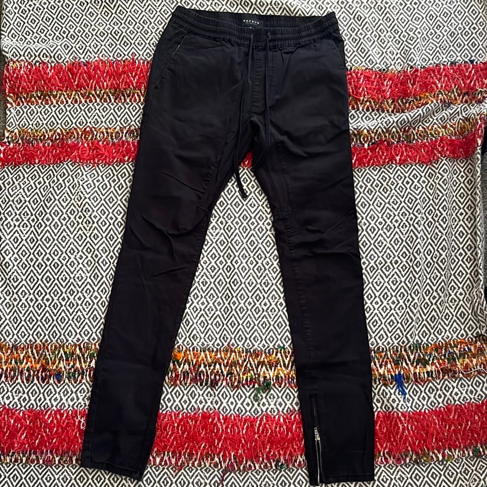 Men’s PacSun sized medium black jeans.Fairly new at most worn only about 5 times